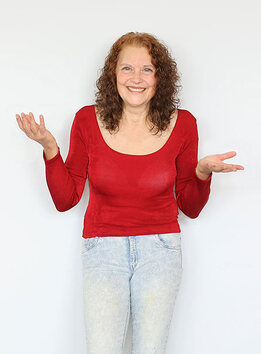 Anne Lindenberg im roten Pulli, lacht